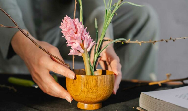Conoce qué es el arte floral japonés, qué es el ikebana, su significado, los tipos de estilos y consejos para iniciarse en el ikebana.