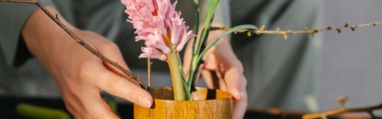 Conoce qué es el arte floral japonés, qué es el ikebana, su significado, los tipos de estilos y consejos para iniciarse en el ikebana.