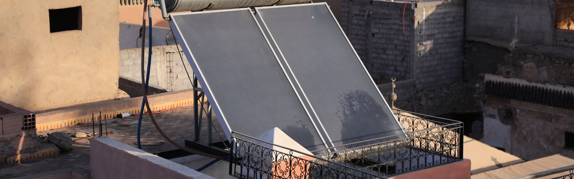 Descubre qué es un calentador de agua solar, cómo funciona, sus tipos y desventajas. Ahorra energía y reduce costos.