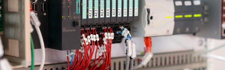 Descubre qué es y para qué sirve el controlador lógico programable, los tipos y los ejemplos que existen.