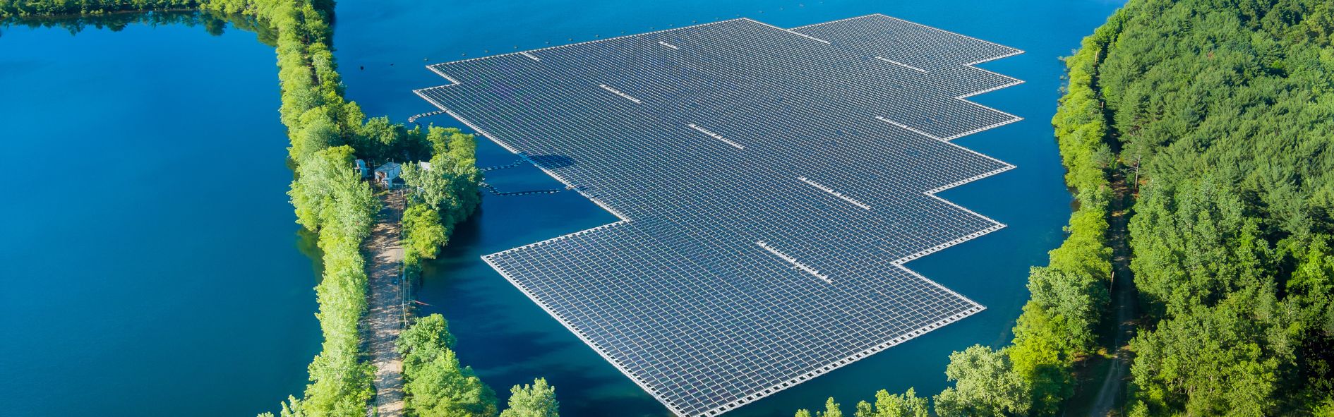 Paneles fotovoltaicos sobre un embalse en una instalación de energía solar flotante