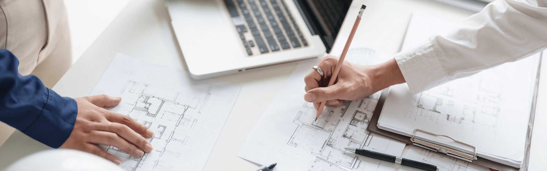 Descubre cómo estudiar arquitectura online, qué requisitos necesitas y las ventajas de formarte en nuestra Escuela Postgrado de Ingeniería y Arquitectura.