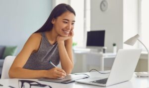 Descubre cómo la IA está transformando el diseño gráfico; conoce herramientas, procesos y qué plataformas están marcando tendencia.