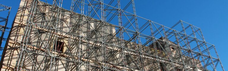 Obra de rehabilitación de edificios históricos con andamios en una fachada antigua